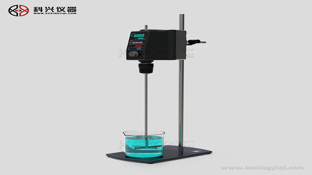他來了，他來了，他帶著頂置式電動攪拌器走來